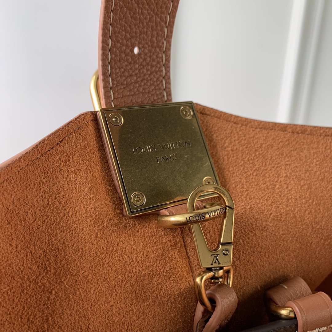 l**is V*t*n low key hobo-m25352-24 x 28 x 16cm