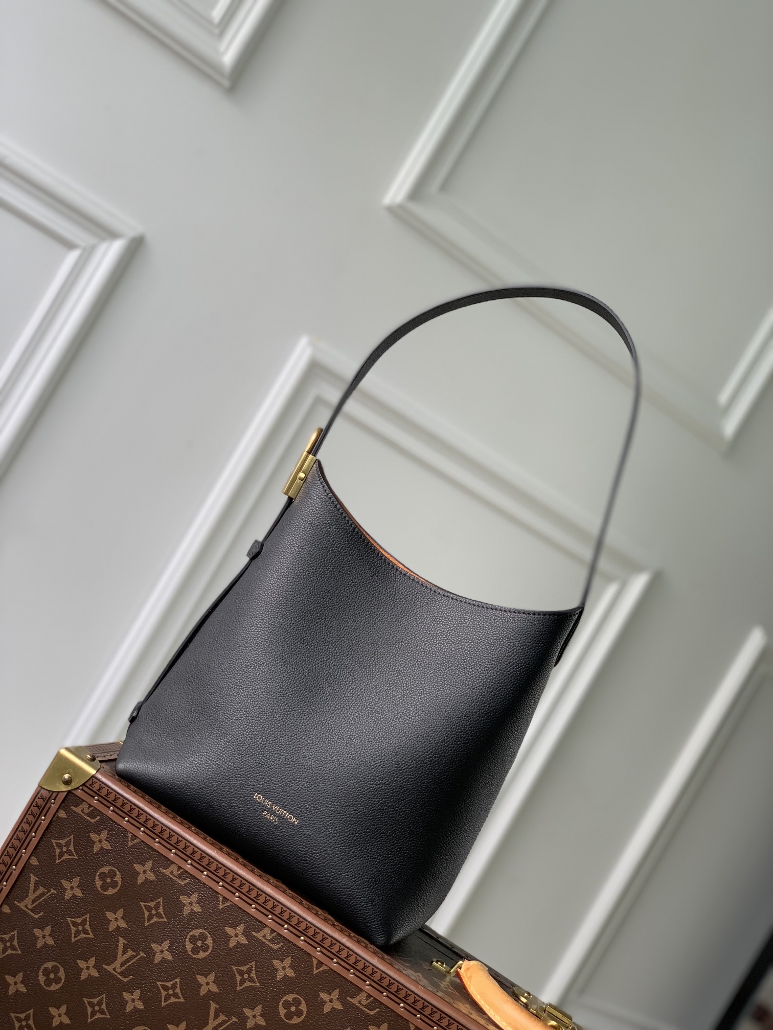 l**is V*t*n low key hobo-m25352-24 x 28 x 16cm