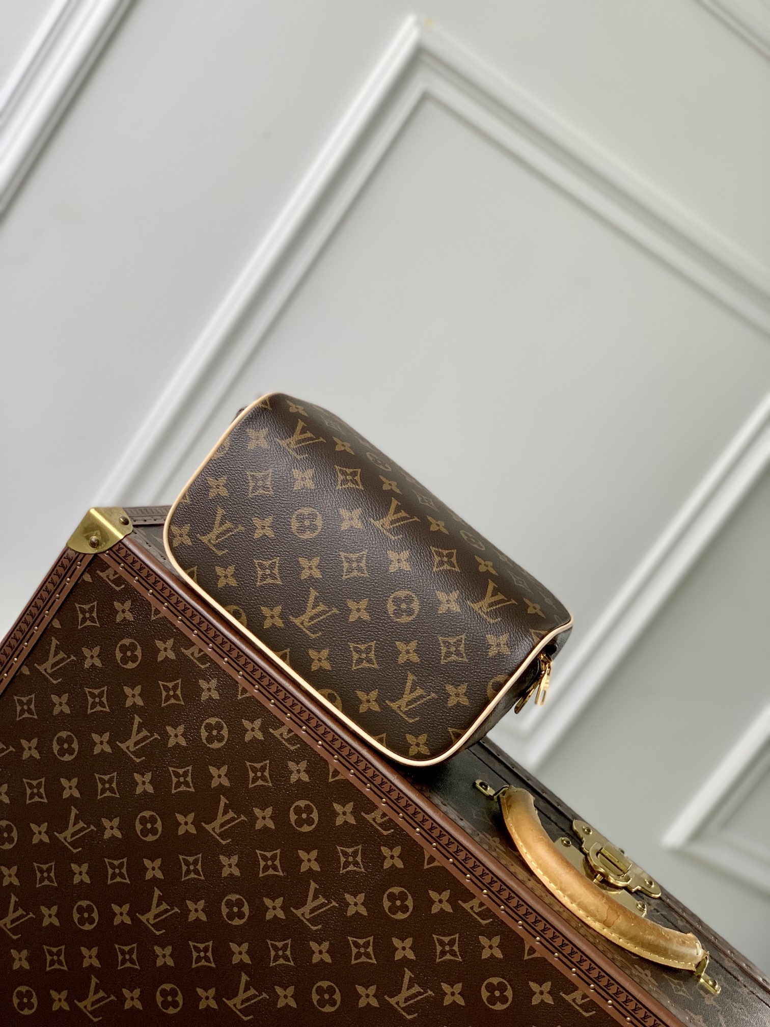 l**is V*t*n toiletry bag 2 compartments bag-24 x 13 x 13cm