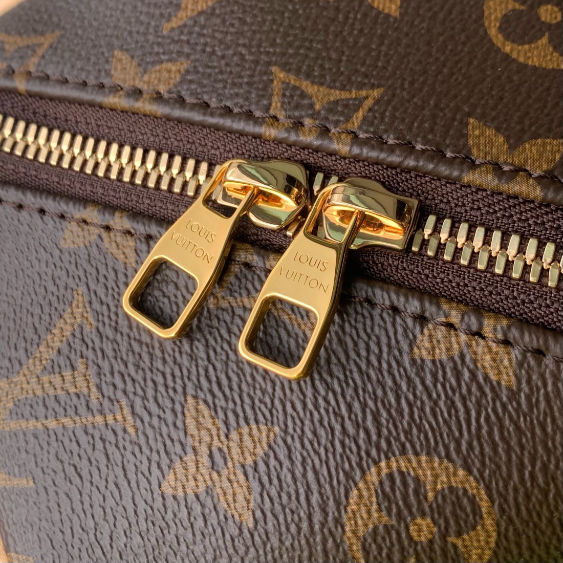 l**is V*t*n toiletry bag 2 compartments bag-24 x 13 x 13cm