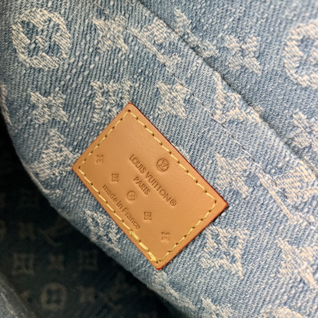 l**is V*t*n pochette accessoires-26x20cm