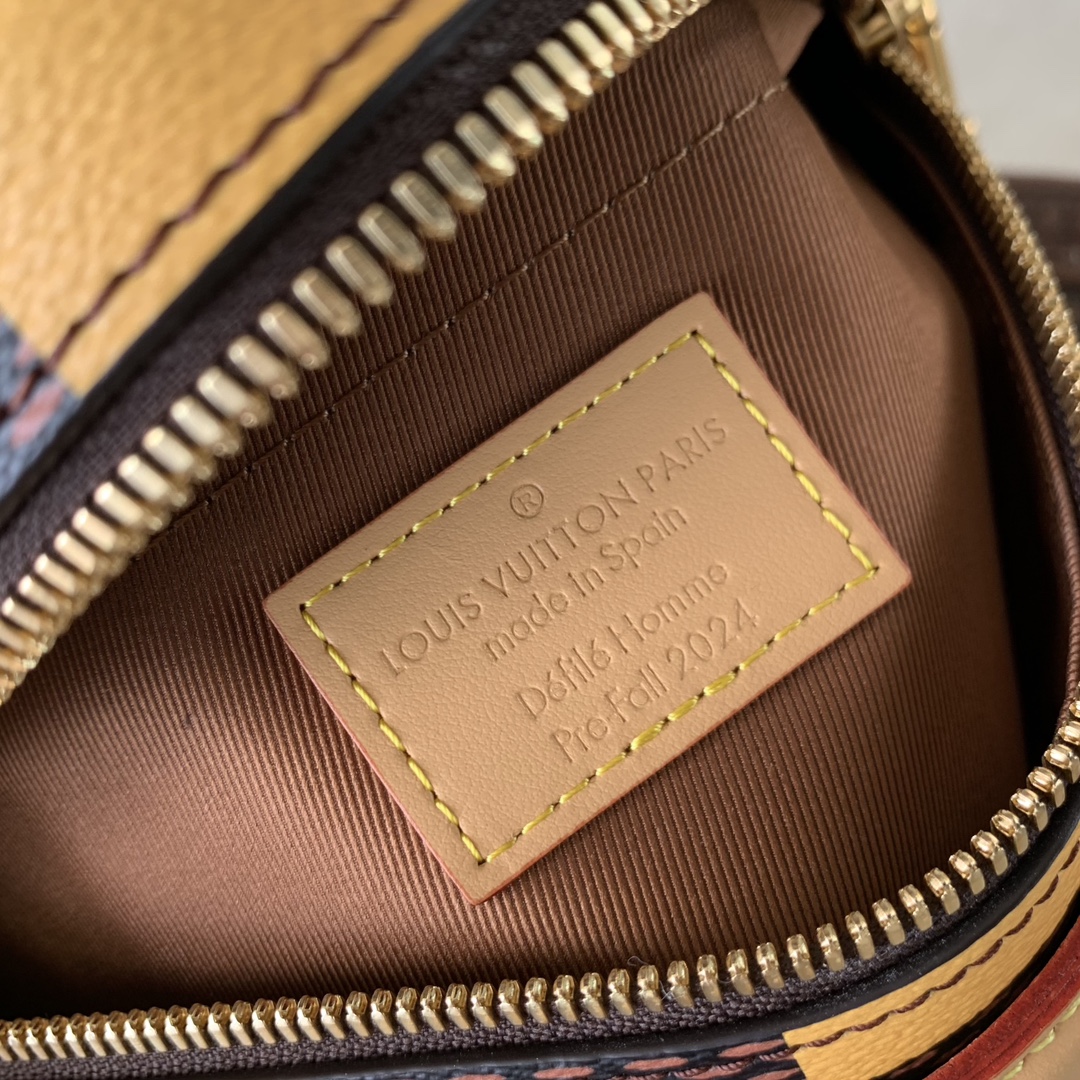 l**is V*t*n chess messenger bag-24 x 24 x 8cm