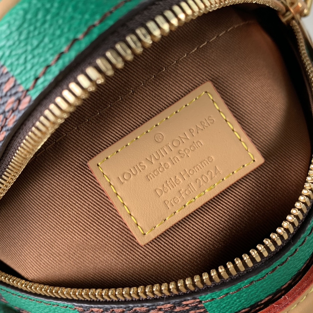 l**is V*t*n chess messenger bag-24 x 24 x 8cm