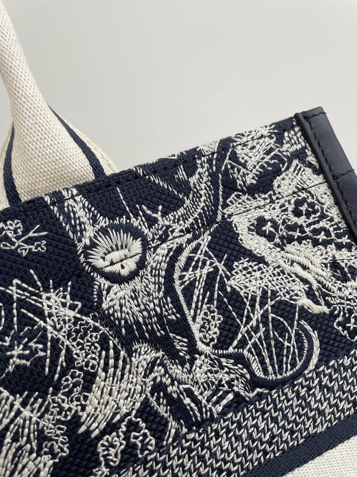 D*or small book tote-36.5cm