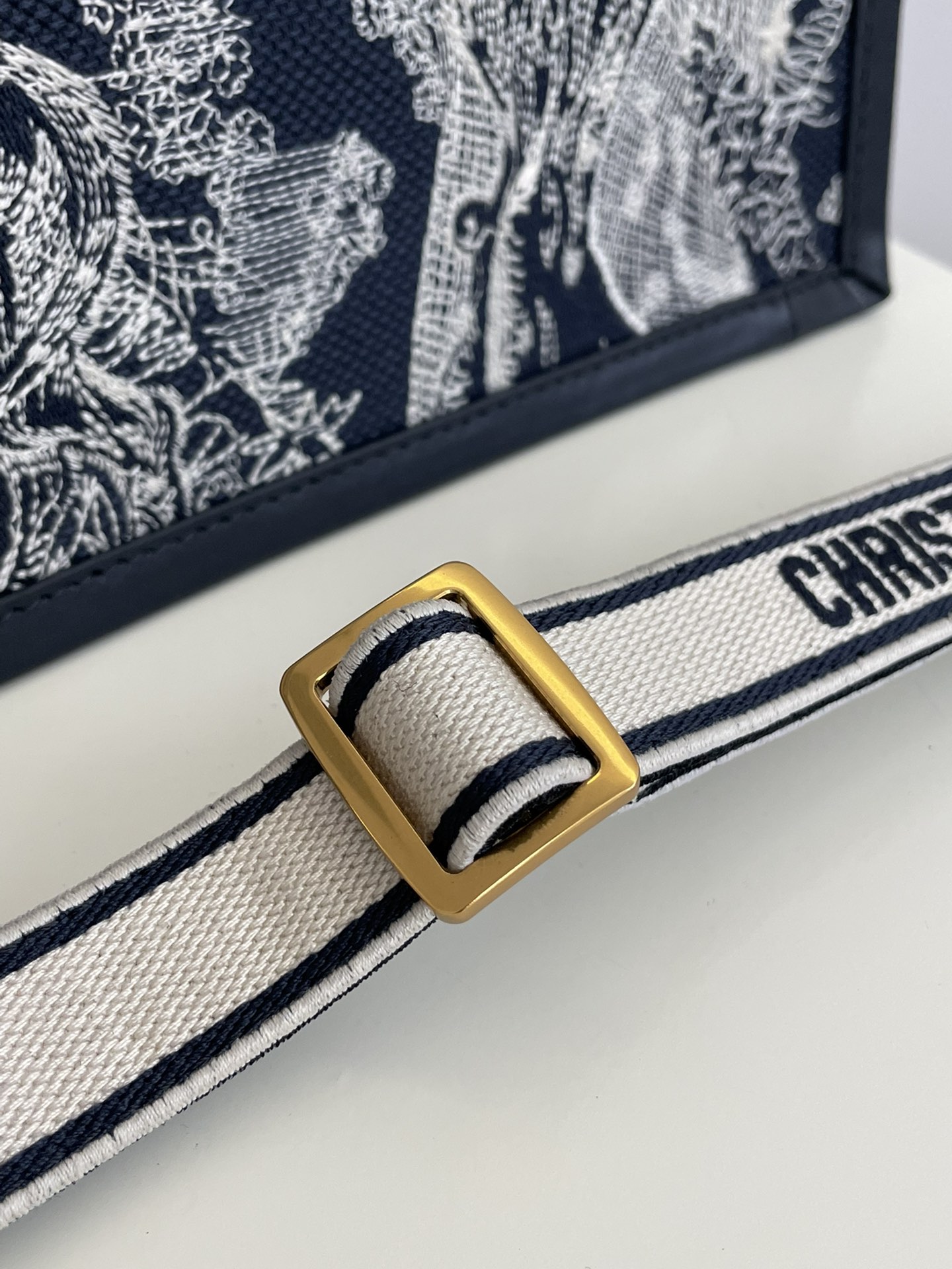 D*or small book tote-36.5cm