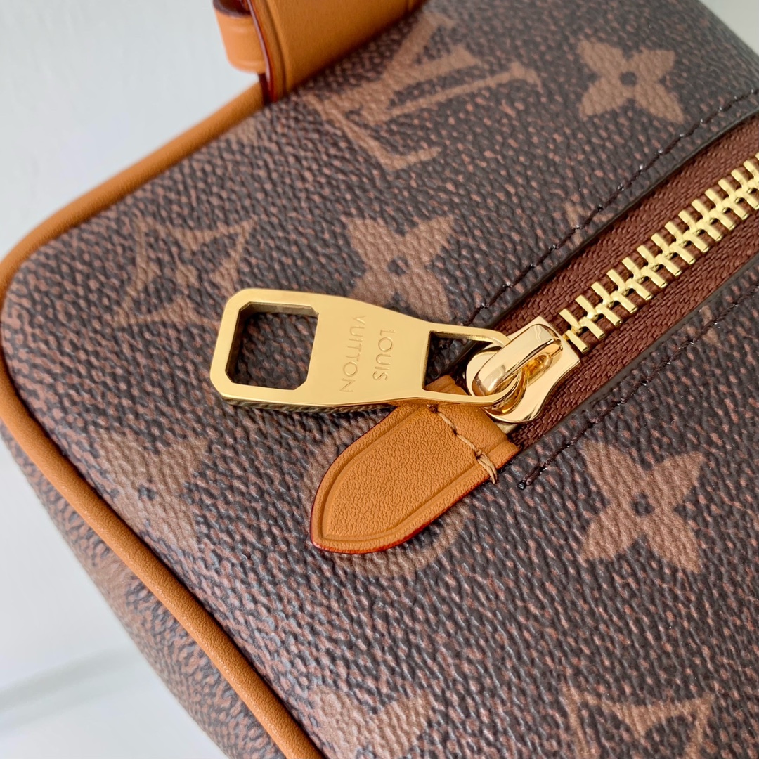 l**is V*t*n locker dopp kit pouch -23 x 13 x 12cm