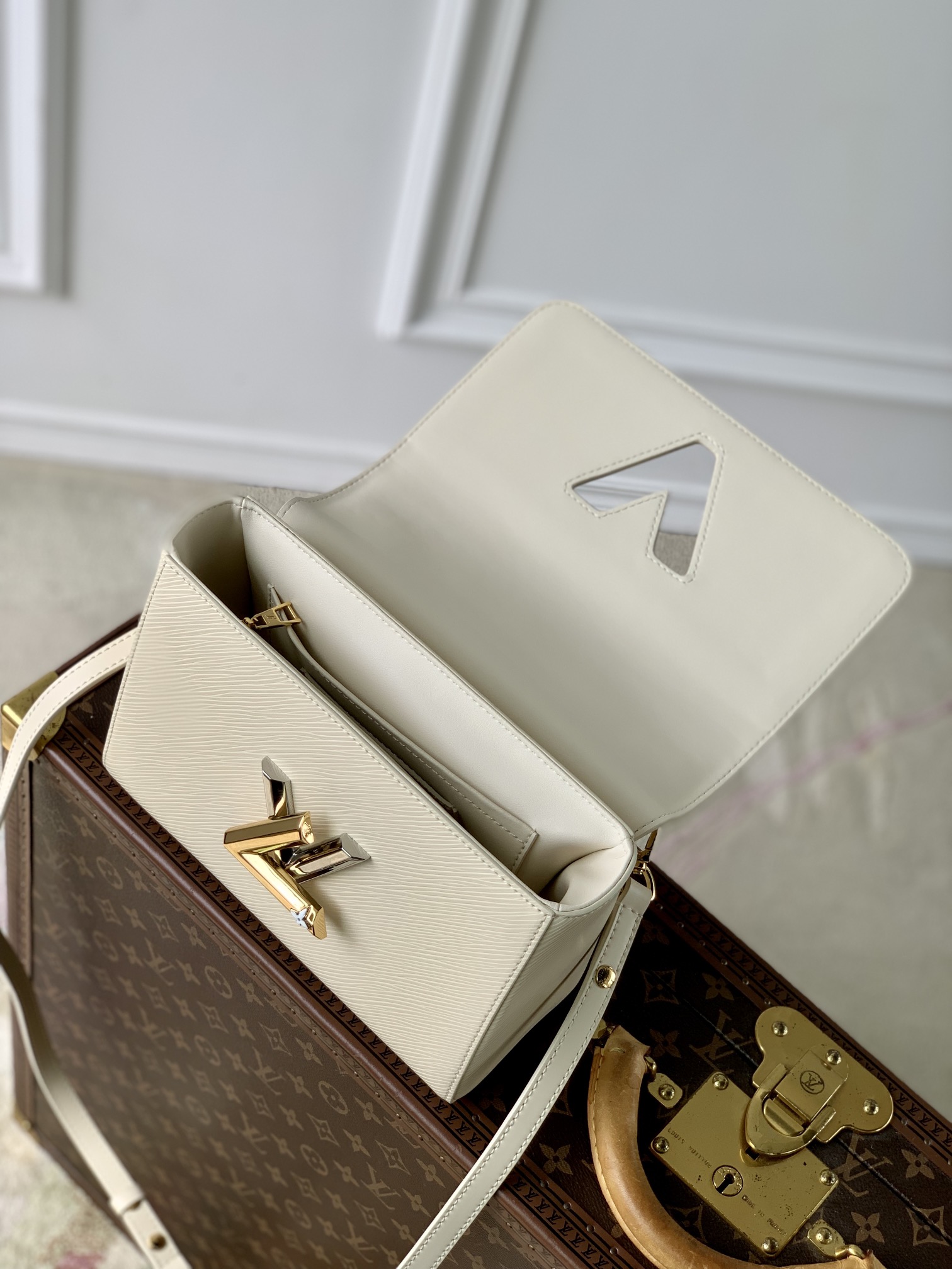 l**is V*t*n twist mm bloom bag-23*17*9.5cm