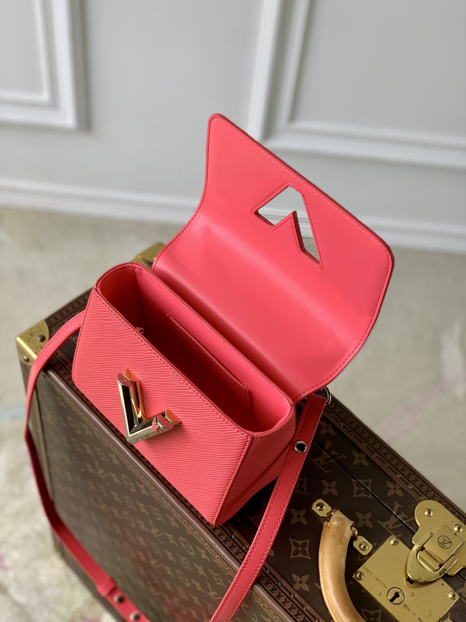 l**is V*t*n twist pm lv bloom bag-19x 15x 9cm