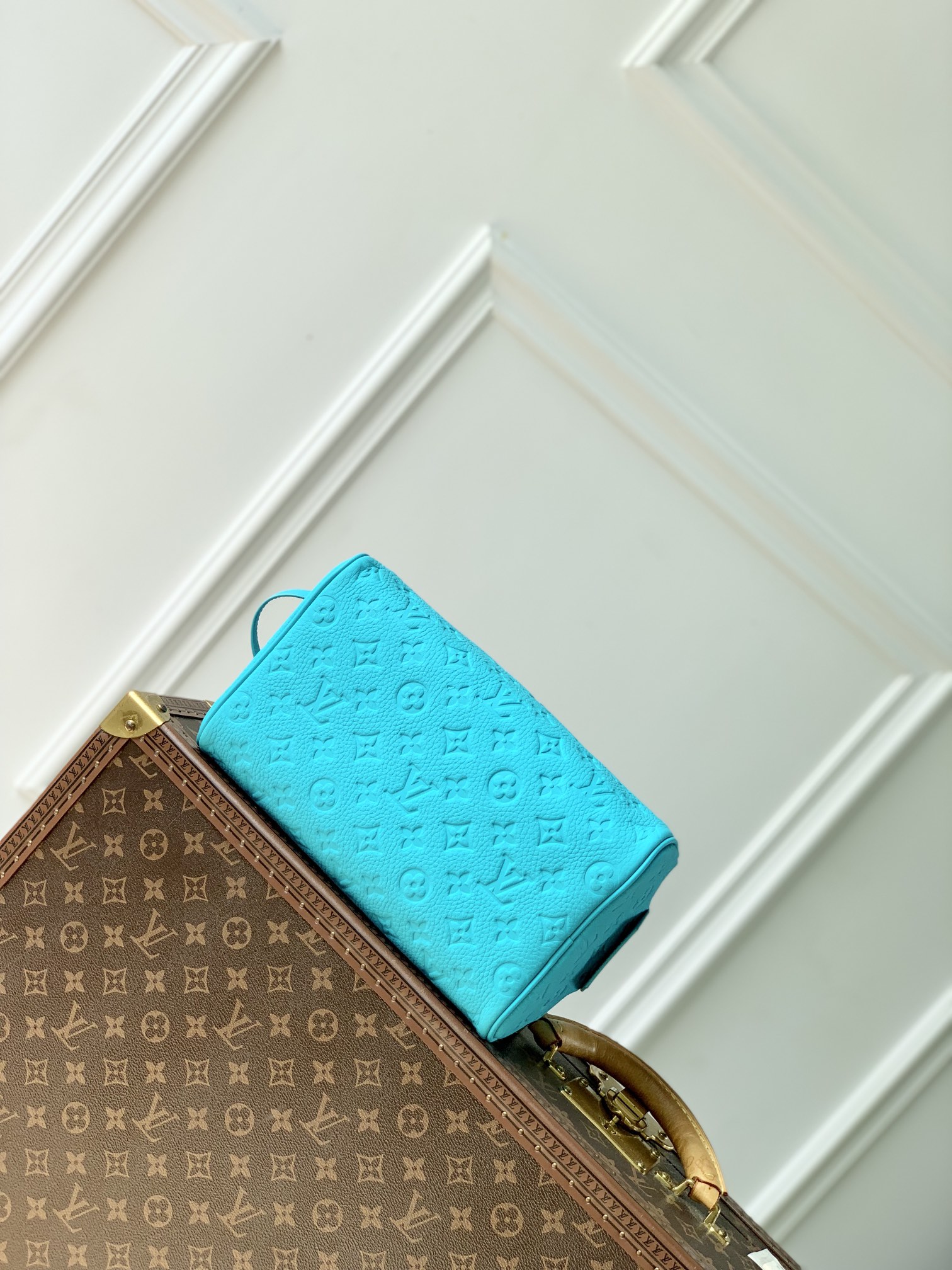 l**is V*t*n toiletry bag- m11482-28 x 15 x 16.5cm