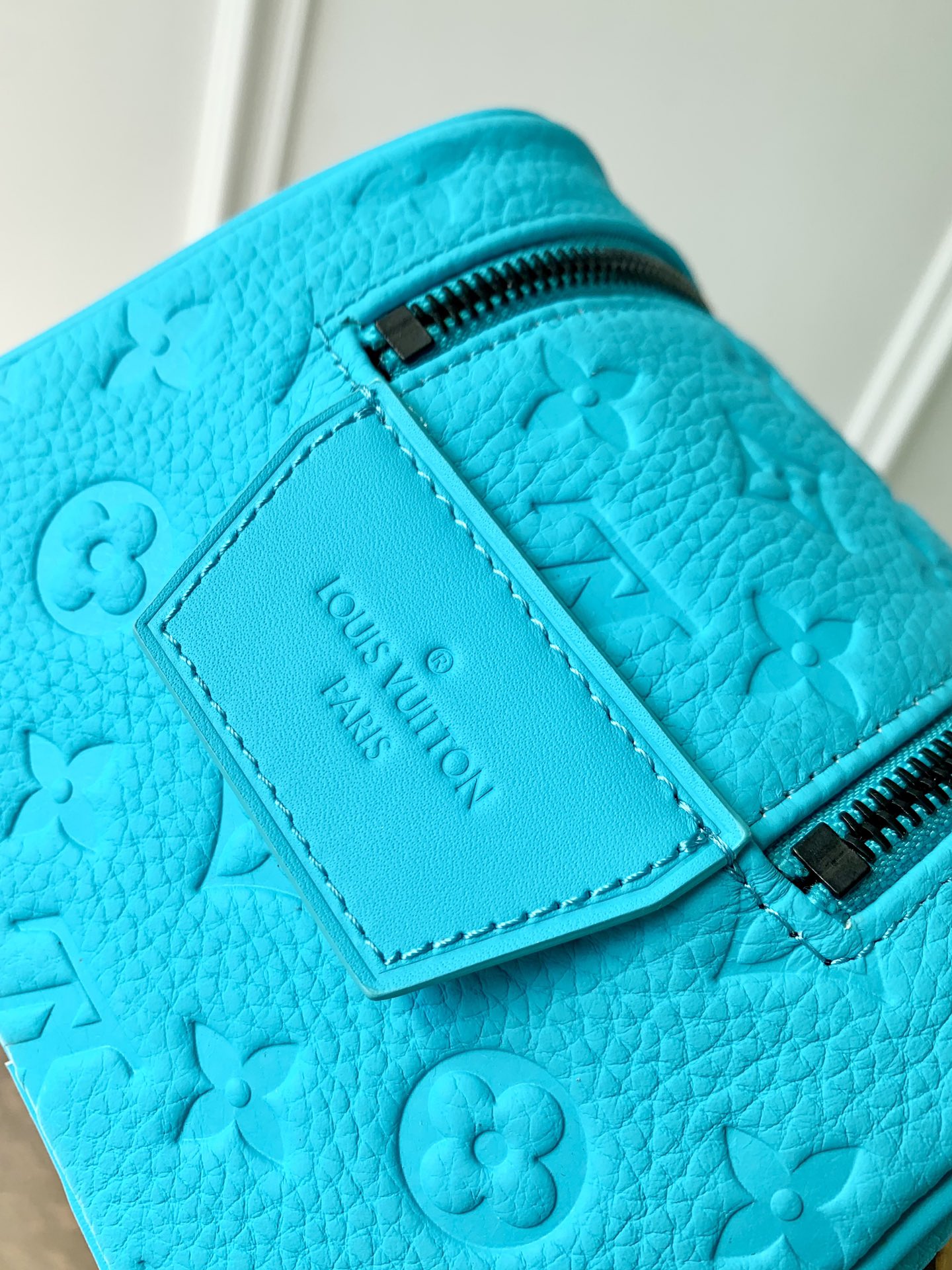 l**is V*t*n toiletry bag- m11482-28 x 15 x 16.5cm