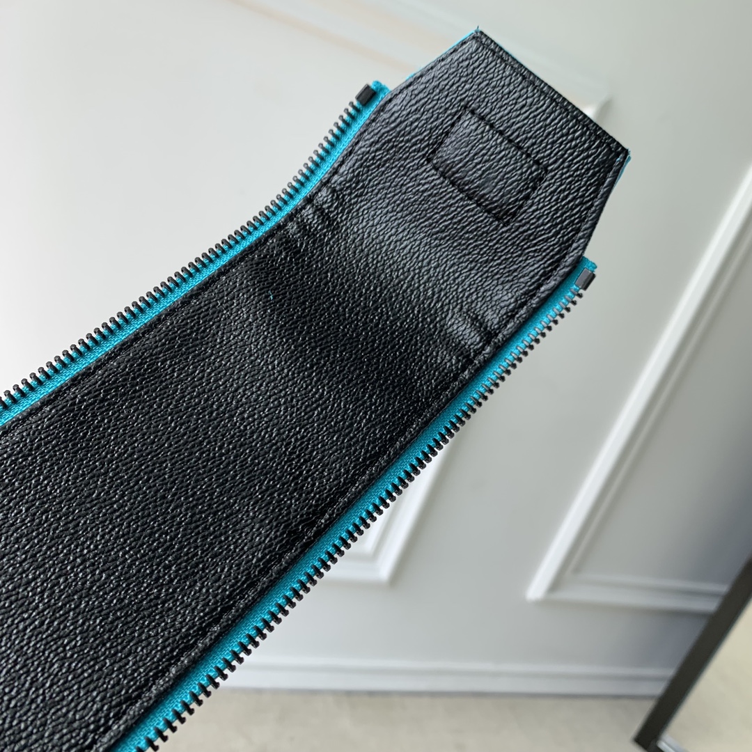 l**is V*t*n toiletry bag- m11482-28 x 15 x 16.5cm