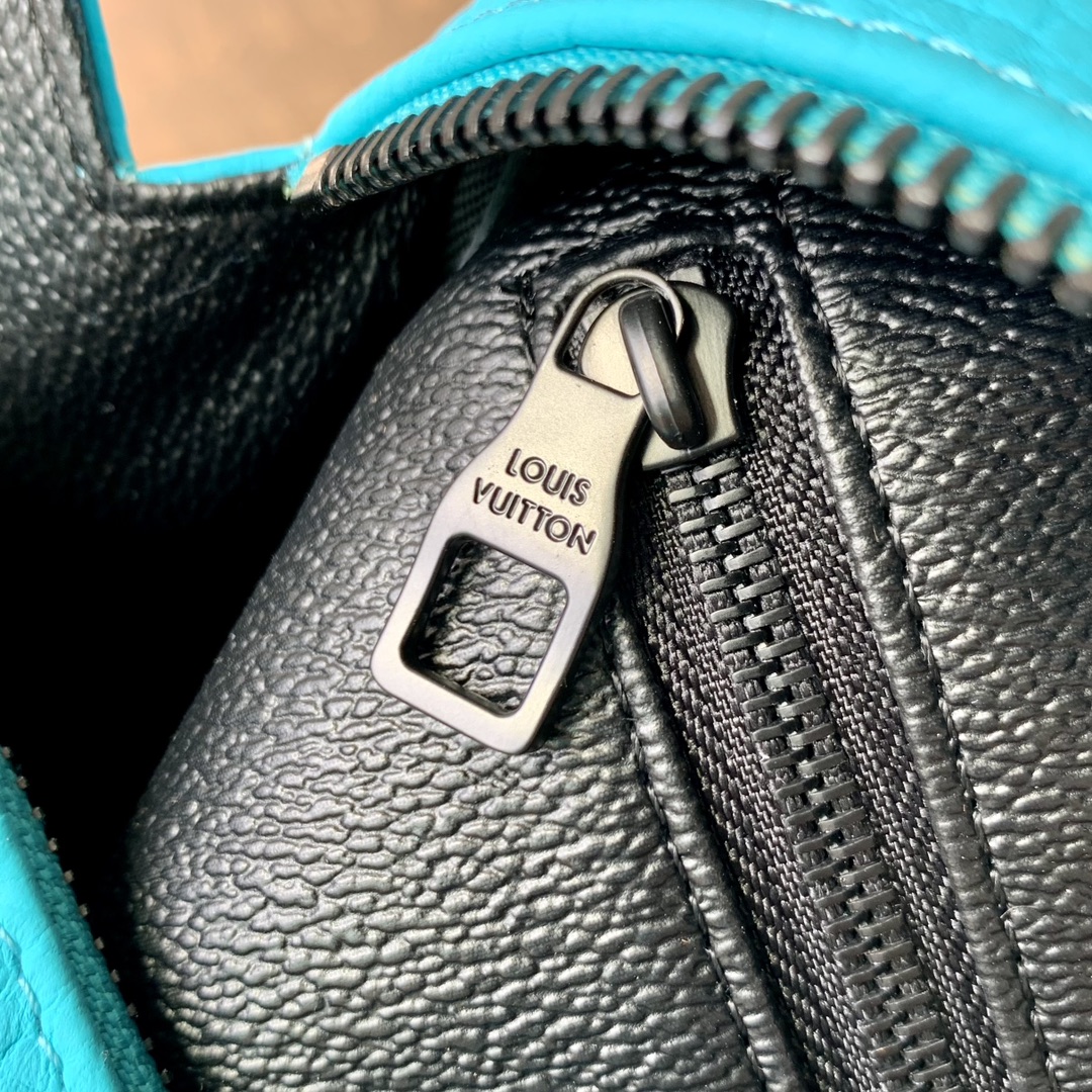 l**is V*t*n toiletry bag- m11482-28 x 15 x 16.5cm