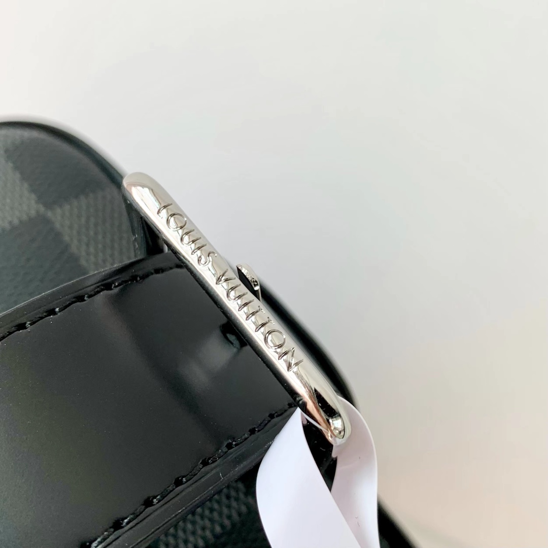 l**is V*t*n locker dopp kit pouch -23 x 13 x 12cm