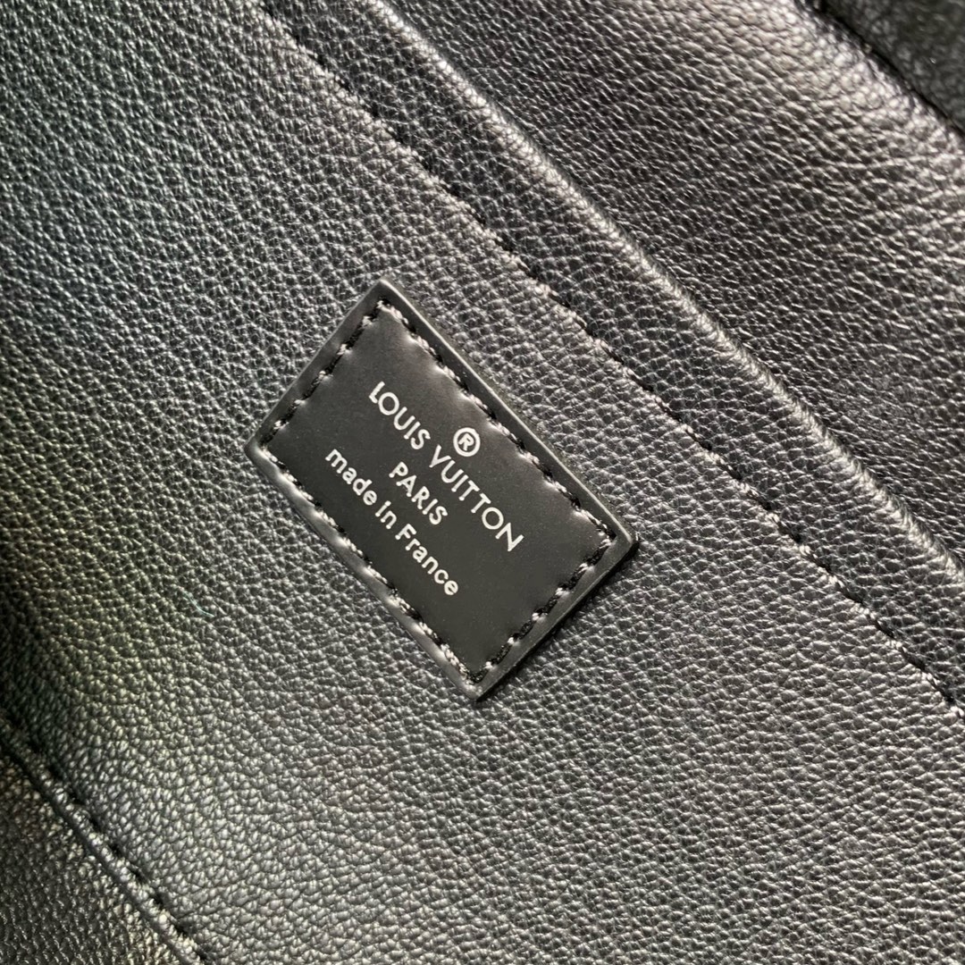 l**is V*t*n locker dopp kit pouch -23 x 13 x 12cm