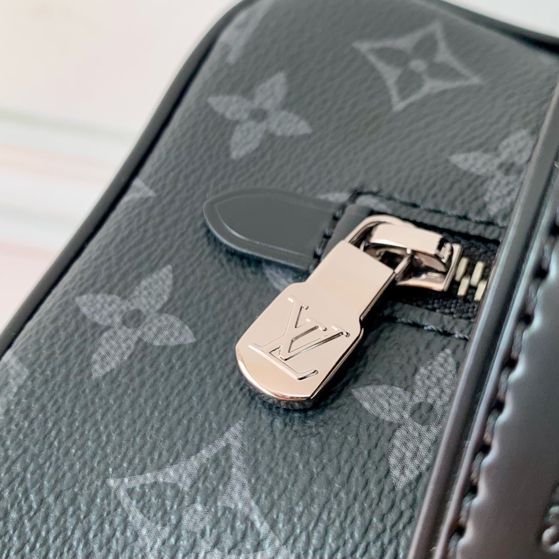 l**is V*t*n locker dopp kit pouch -23 x 13 x 12cm