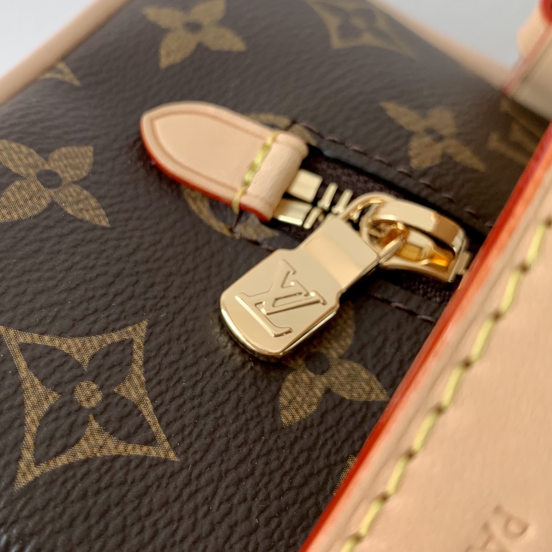 l**is V*t*n locker dopp kit pouch -23 x 13 x 12cm