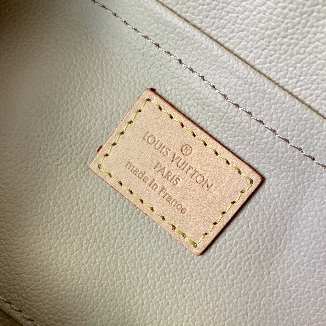 l**is V*t*n locker dopp kit pouch -23 x 13 x 12cm