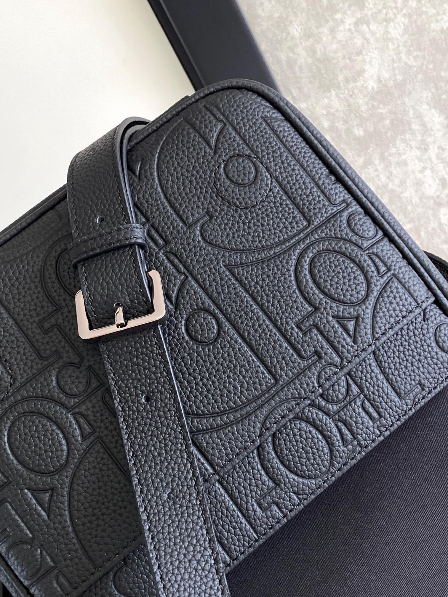 D*or men messenger bag-21 x 18 x 6cm