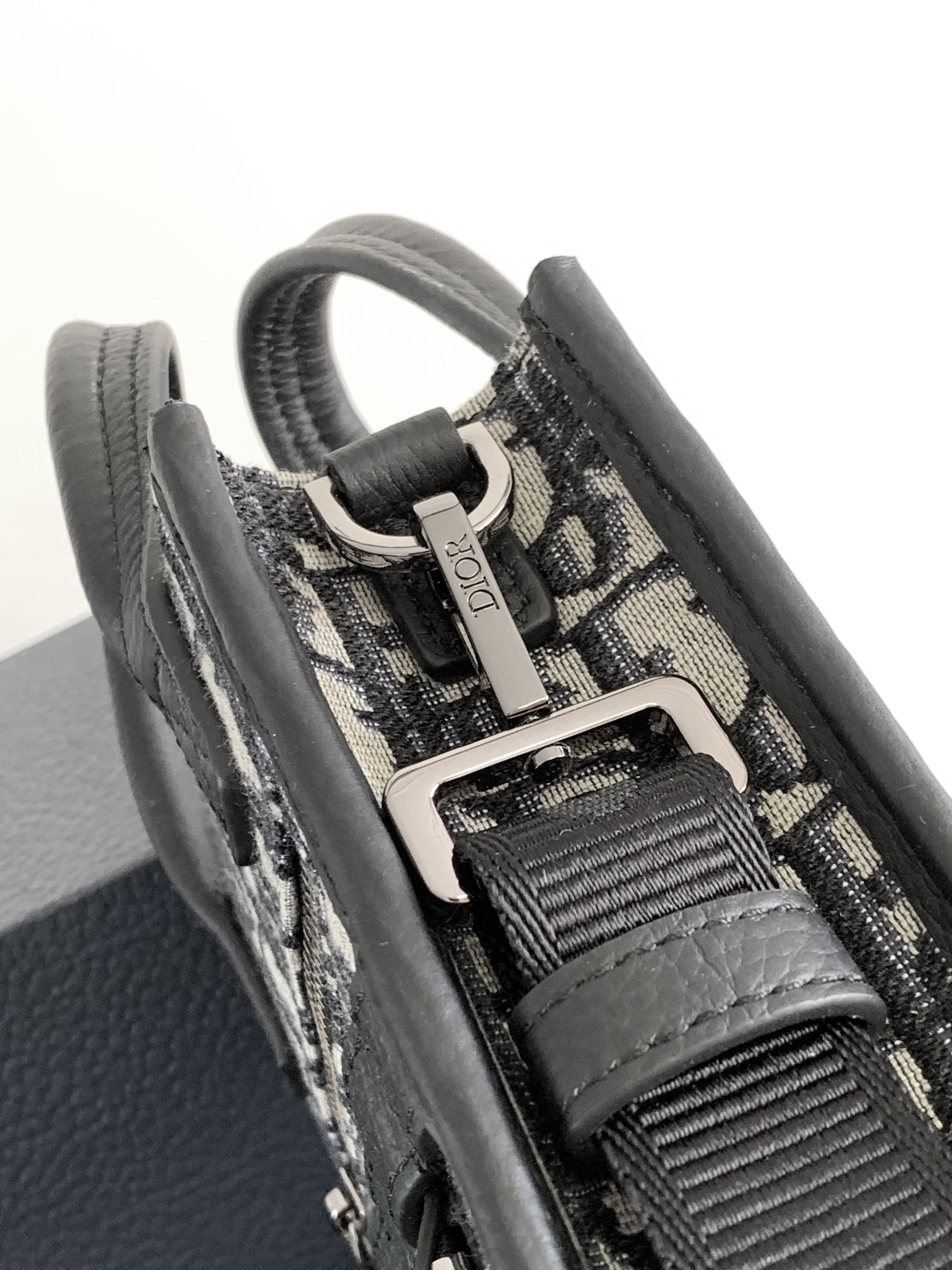 d*or safari N0*H-south bag-14 x 19 x 6.5cm