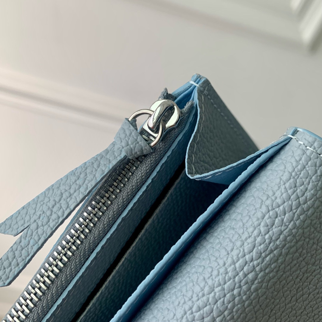 l**is V*t*n wallet-11 x 8 x 2.5cm