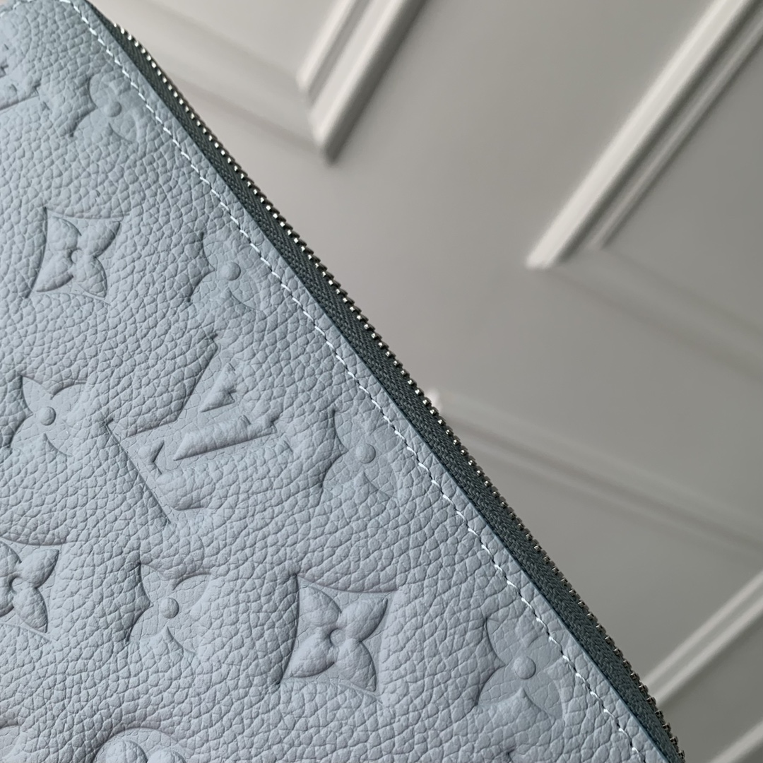 l**is V*t*n wallet-19.5 10.5 2.5cm