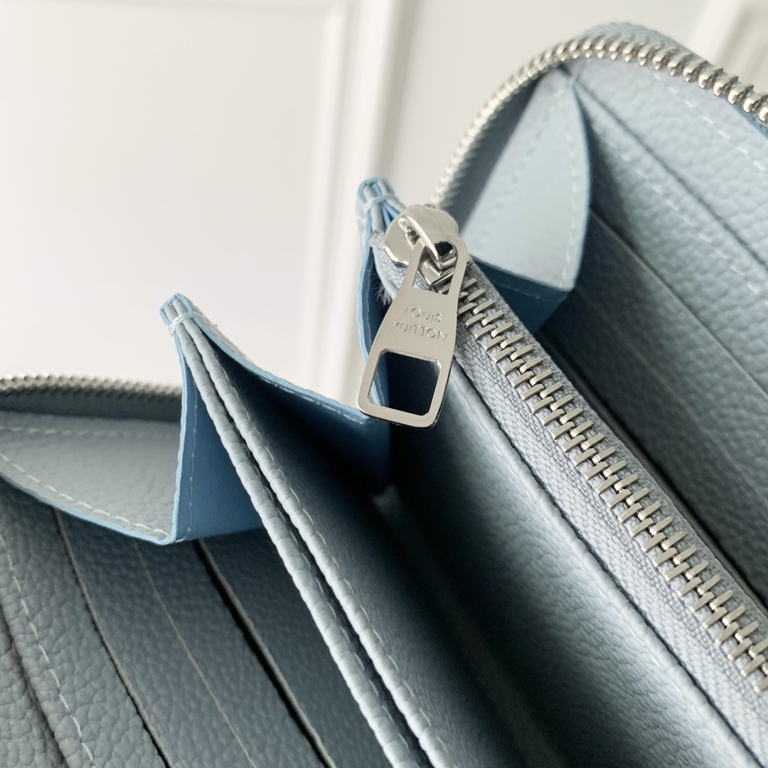 l**is V*t*n wallet-19.5 10.5 2.5cm