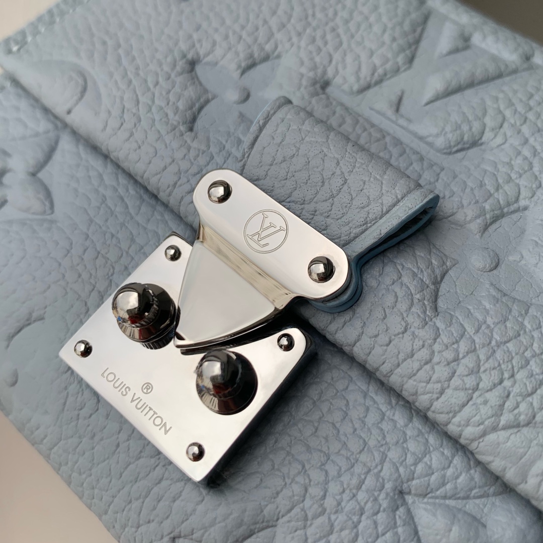 l**is V*t*n wallet-11.5 x 8.5 x 4cm