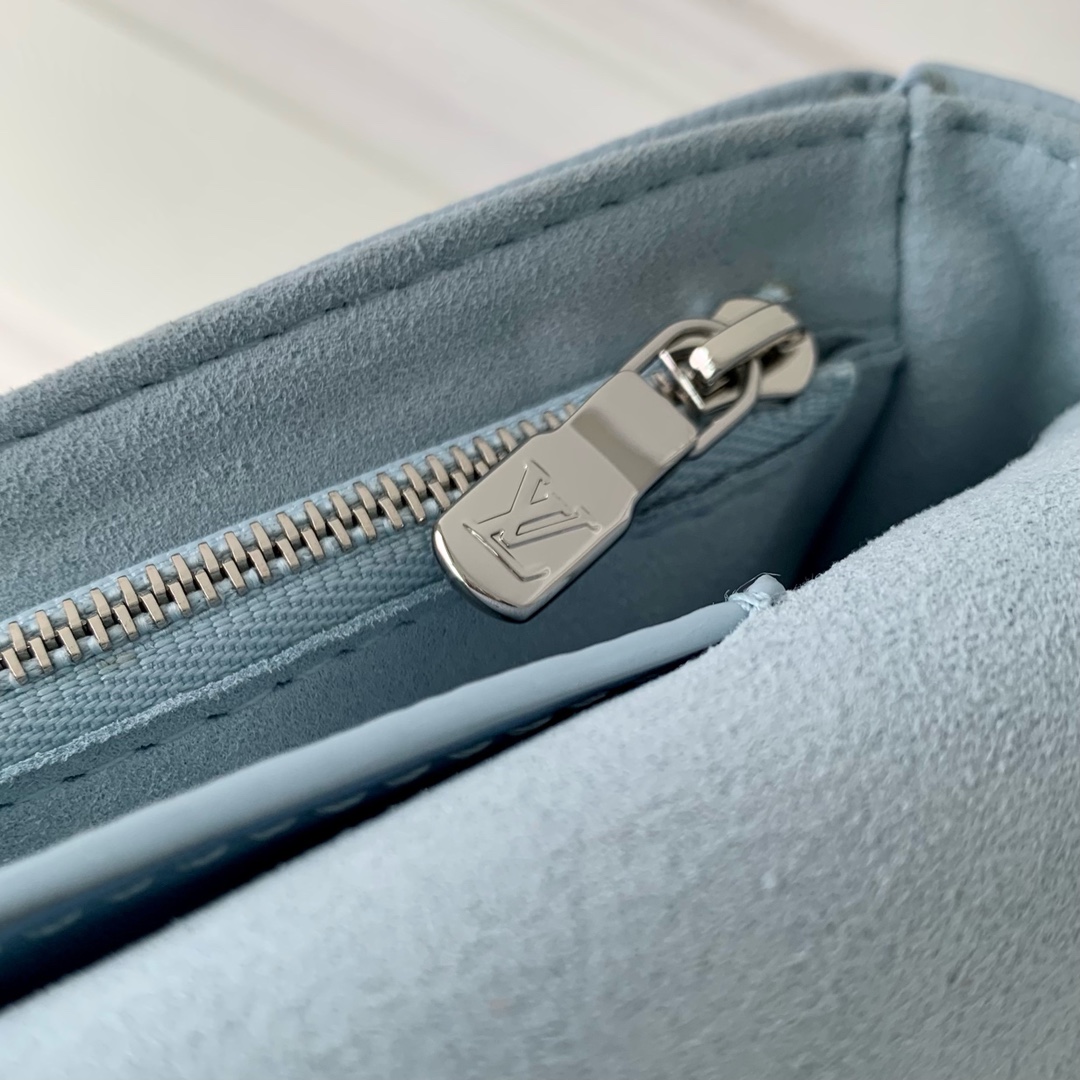 l**is V*t*n wallet on chain ivy-23.5 x 12 x 4.3cm