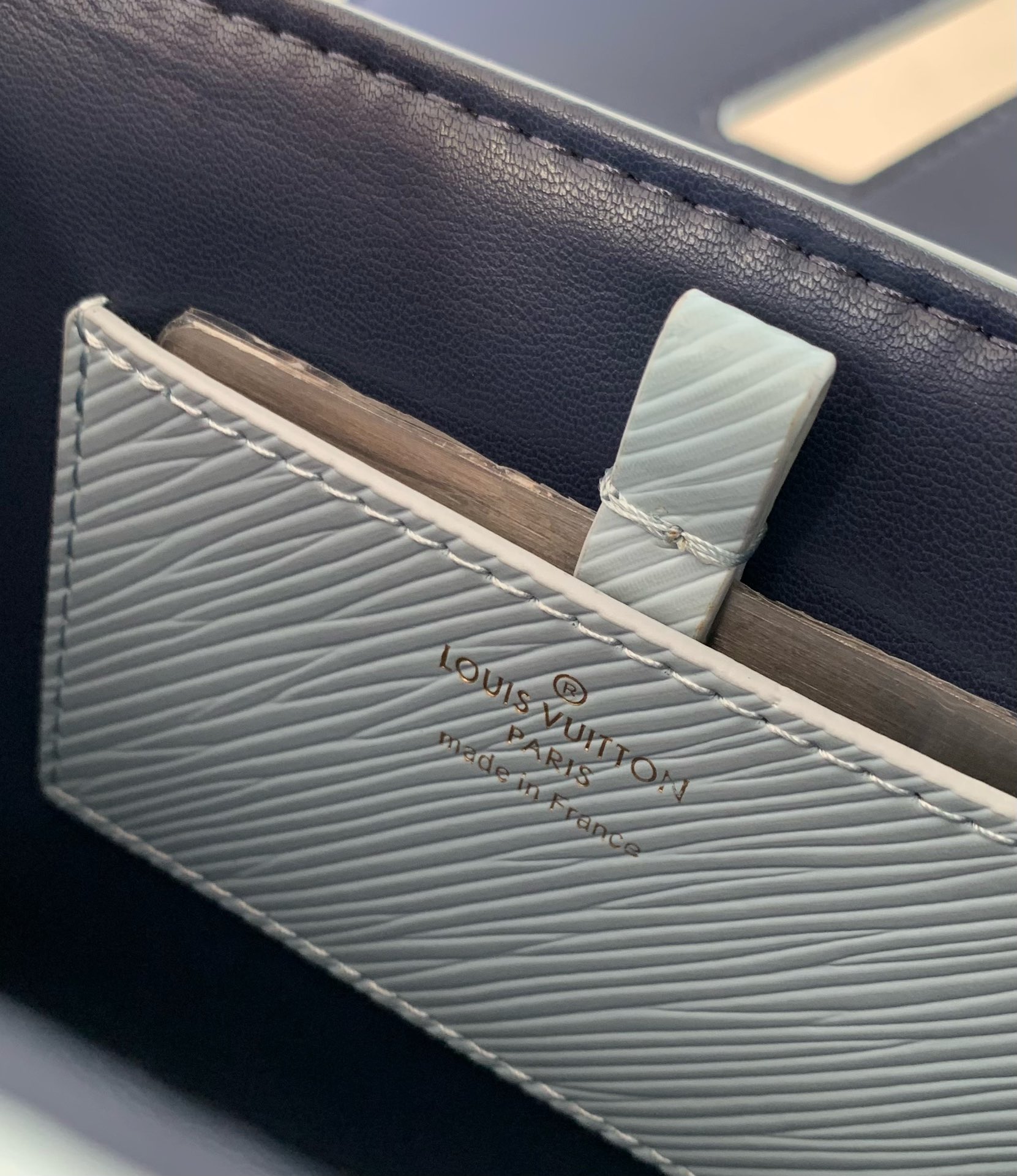 l**is V*t*n twist pm lv bloom bag-19x 15x 9cm