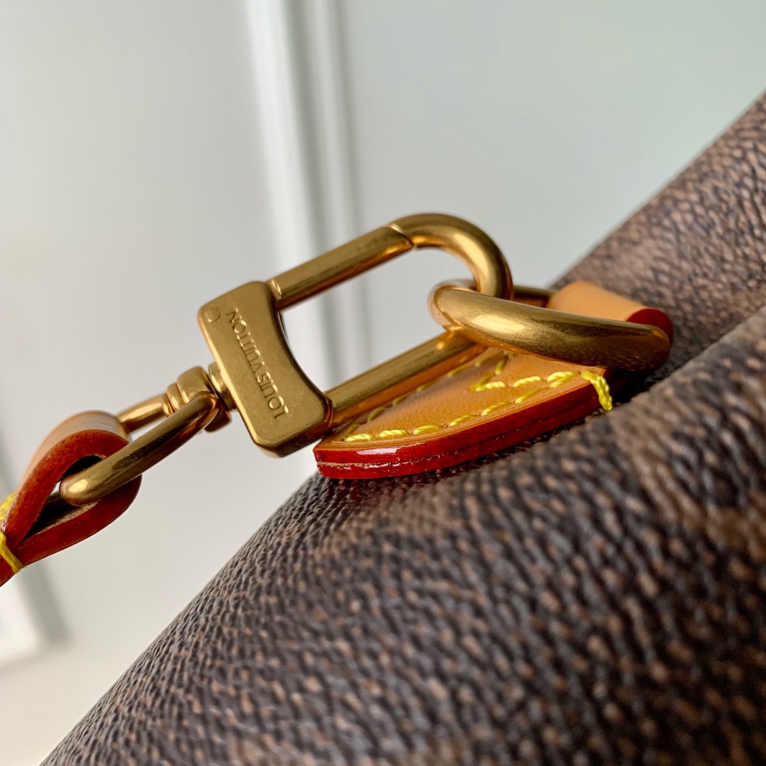 l**is V*t*n nano steamer bag-15 x 18 x 7cm