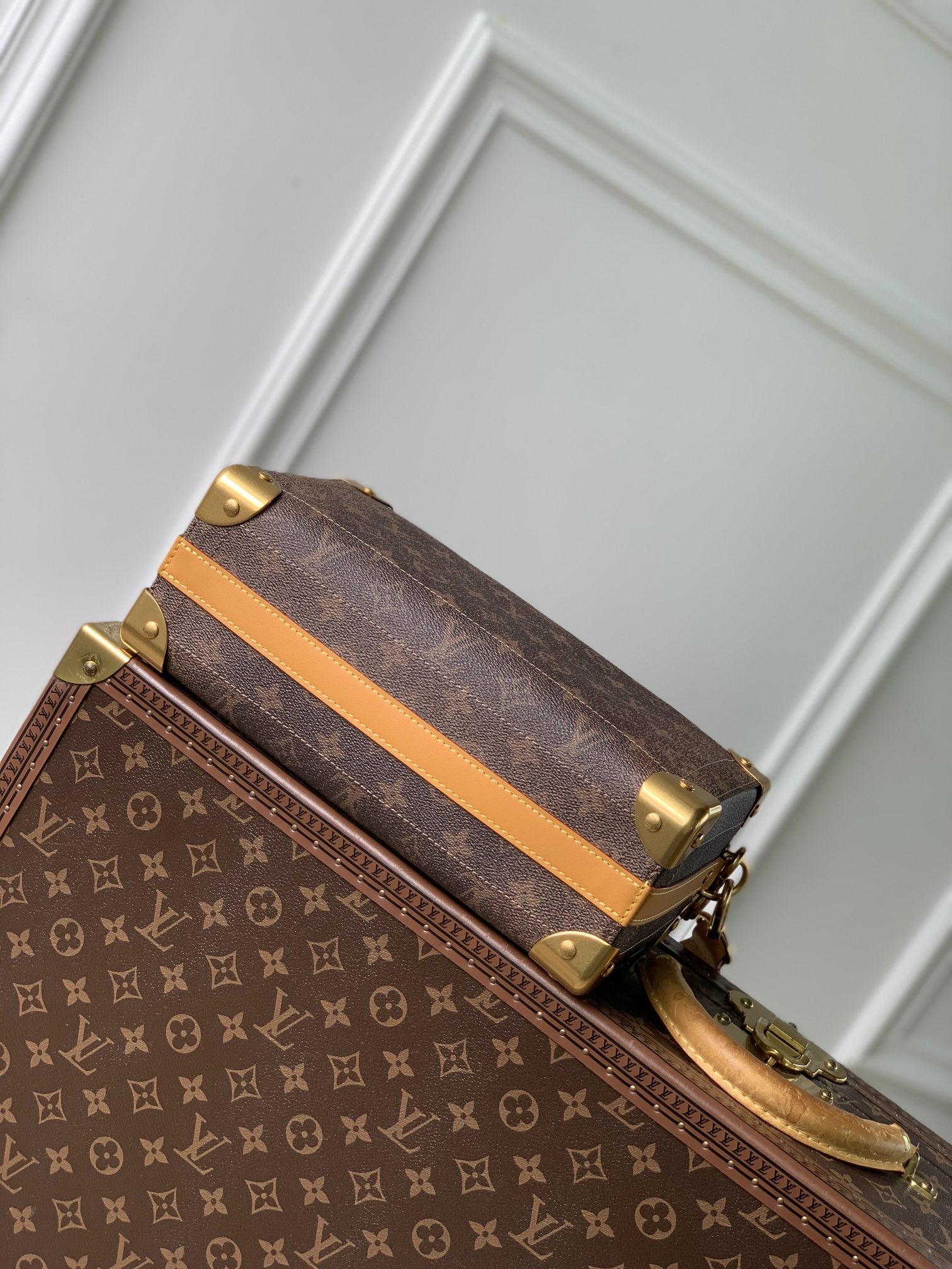 l**is V*t*n soul trunk east west -29 x 17.5 x 10cm