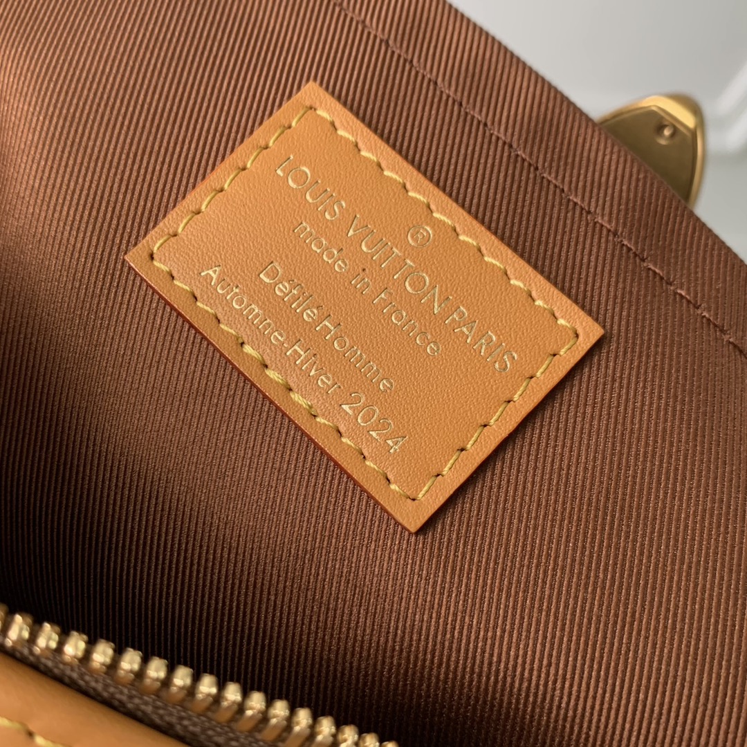 l**is V*t*n soul trunk east west -29 x 17.5 x 10cm