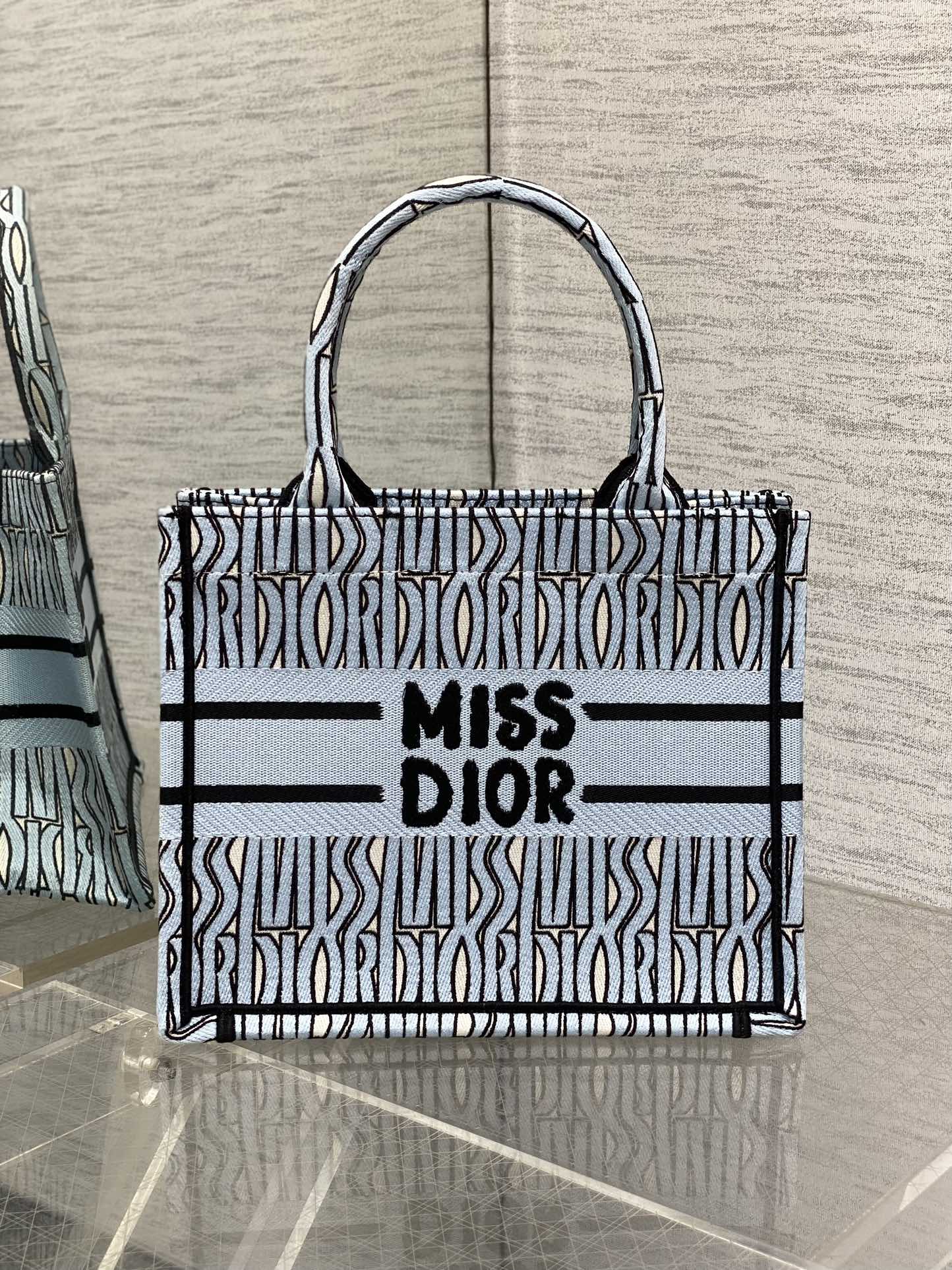 D*or small book tote-26*8*22cm