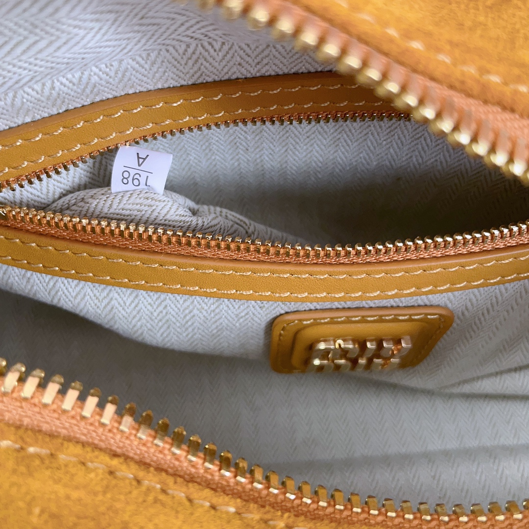 MiuMiu Top Handbags-22X10.5X7.5CM