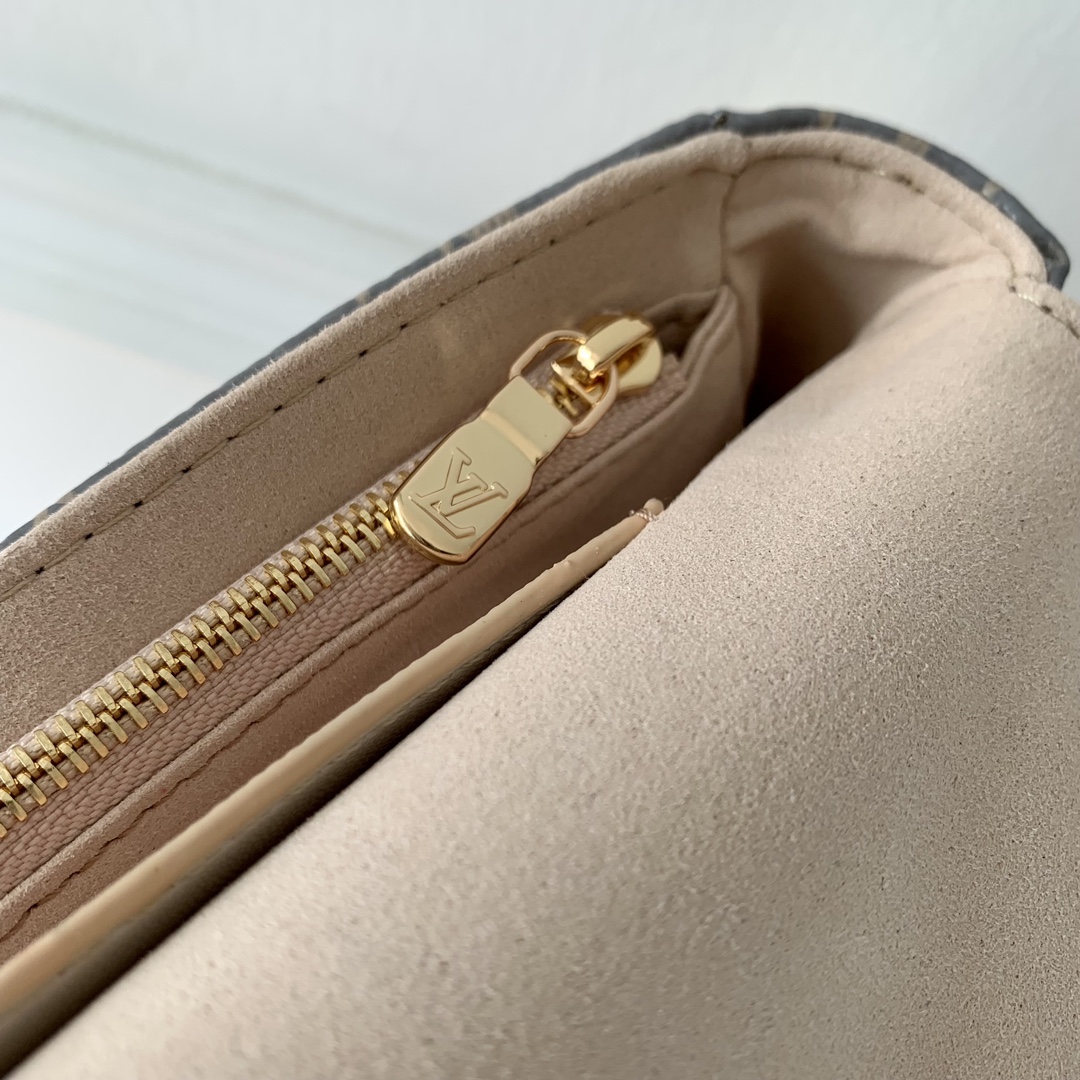 l**is V*t*n wallet on chain ivy-23.5 x 12 x 4.3cm