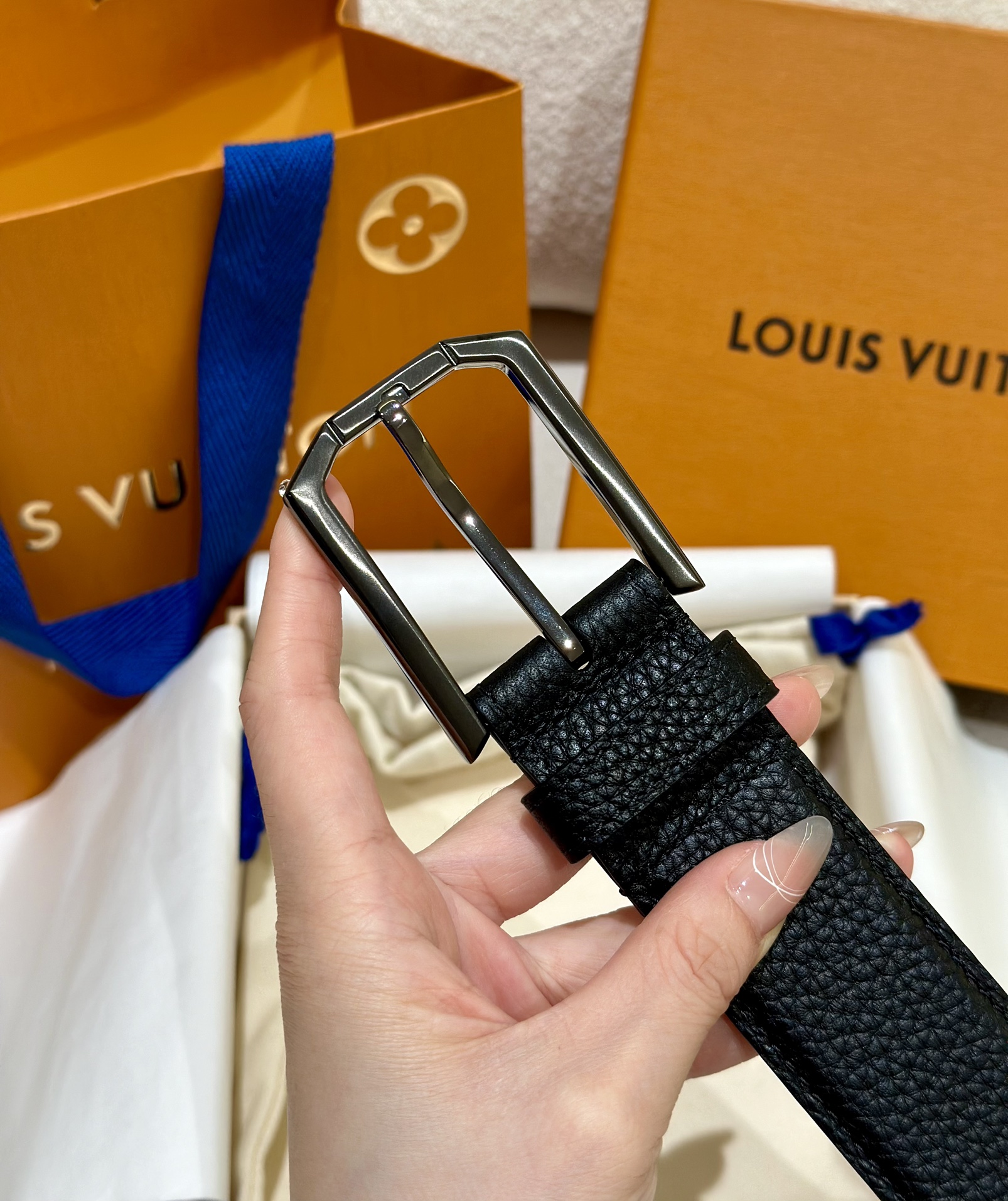 l**is V*t*n belt-4cm