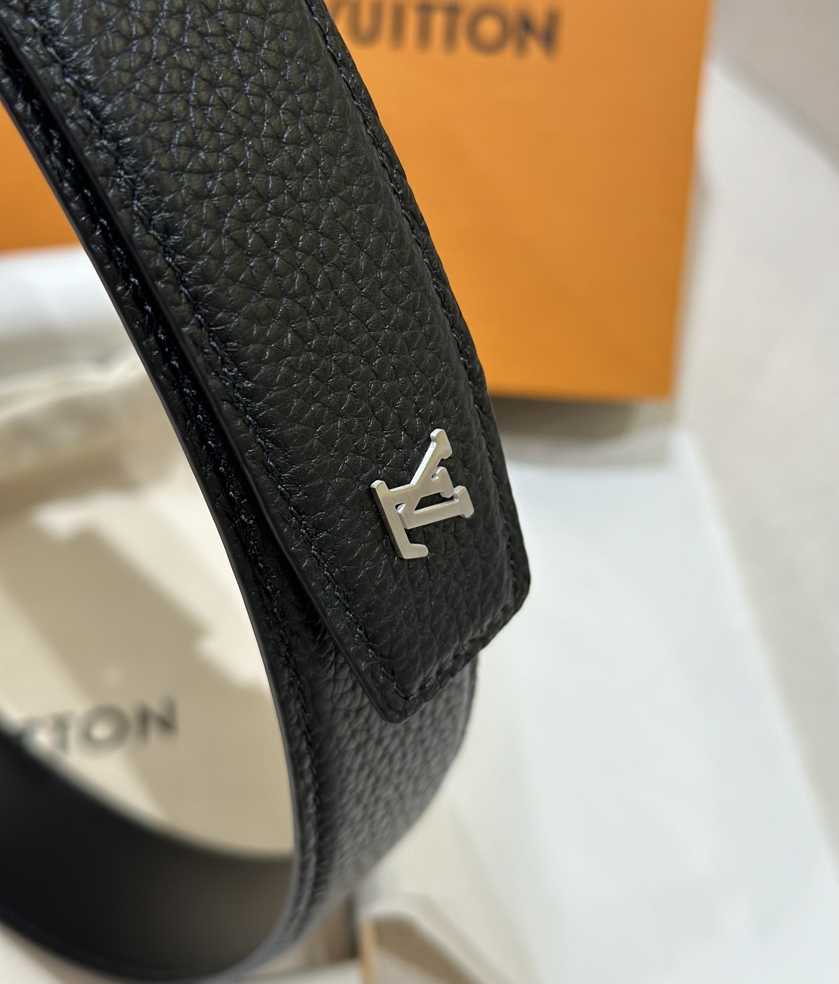 l**is V*t*n belt-4cm