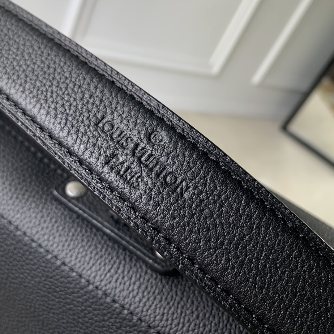 l**is V*t*n soul trunk east west -29 x 17.5 x 10cm