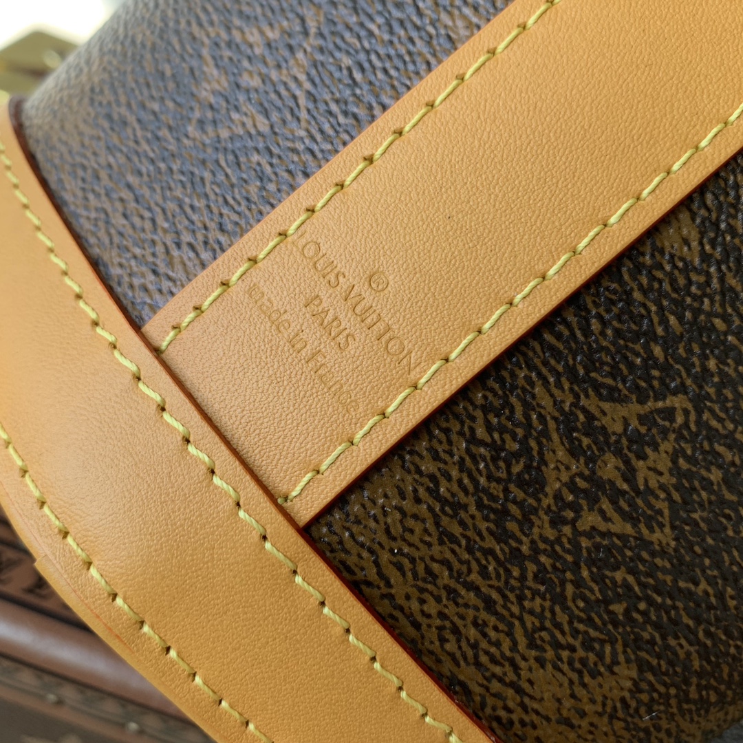 l**is V*t*n envelope pouch-18*18.5*12.5cm