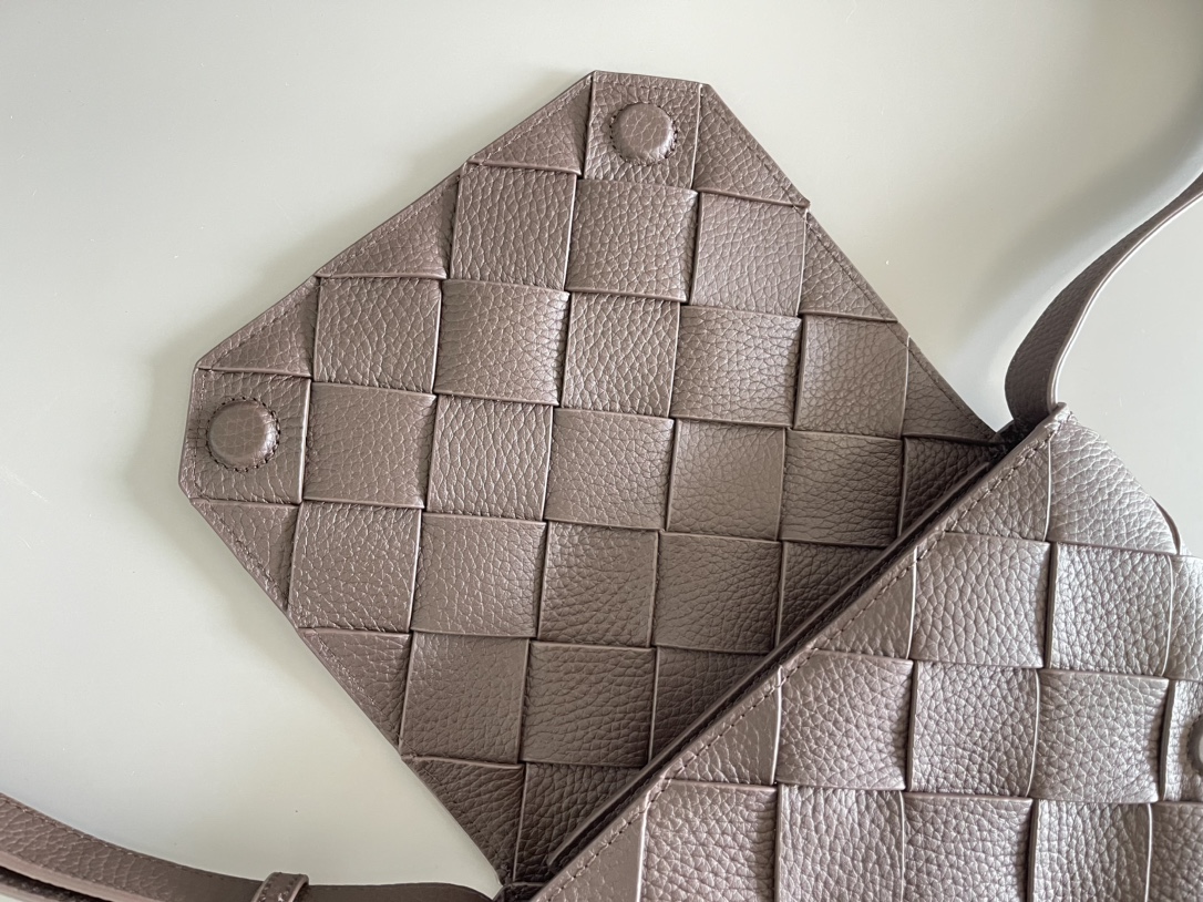 Bo*te*ga ve*ne*ta diago pouch-25x16.5x2cm