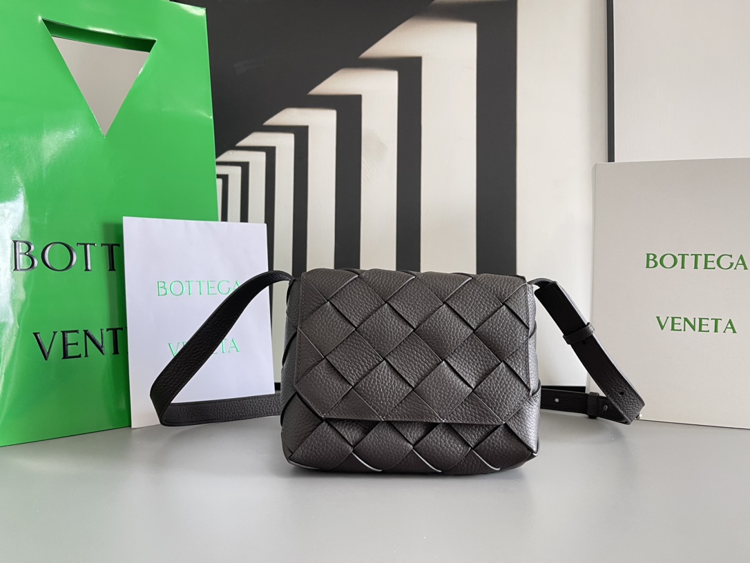 Bo*te*ga ve*ne*ta diago pouch-25x16.5x2cm