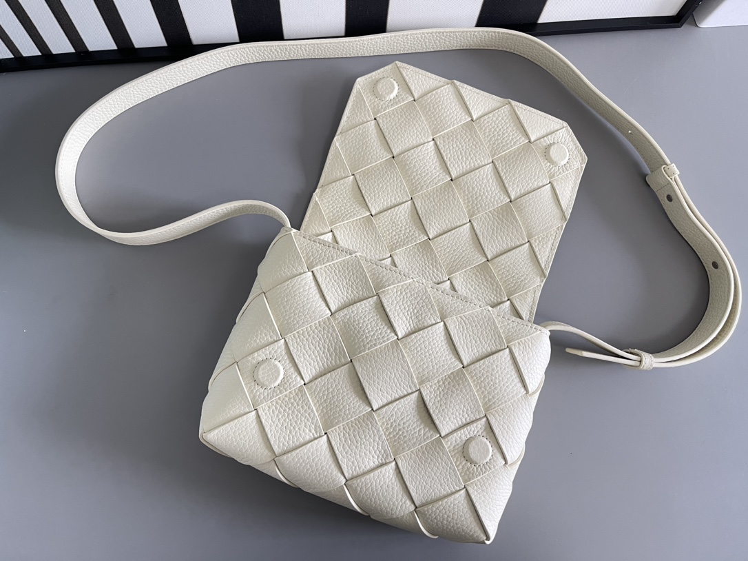 Bo*te*ga ve*ne*ta diago pouch-25x16.5x2cm