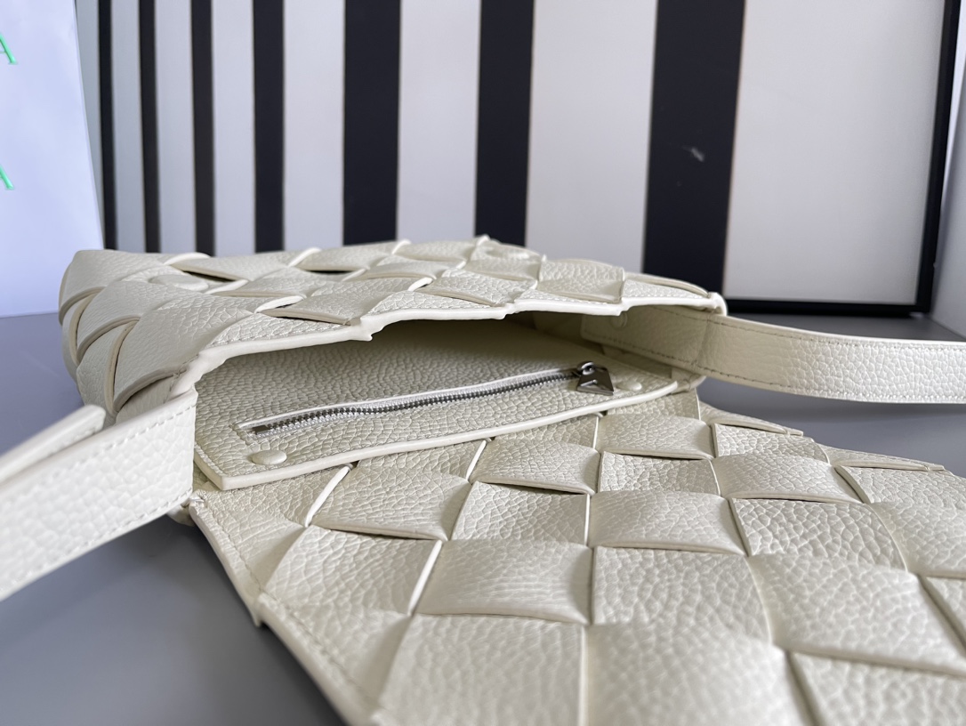 Bo*te*ga ve*ne*ta diago pouch-25x16.5x2cm